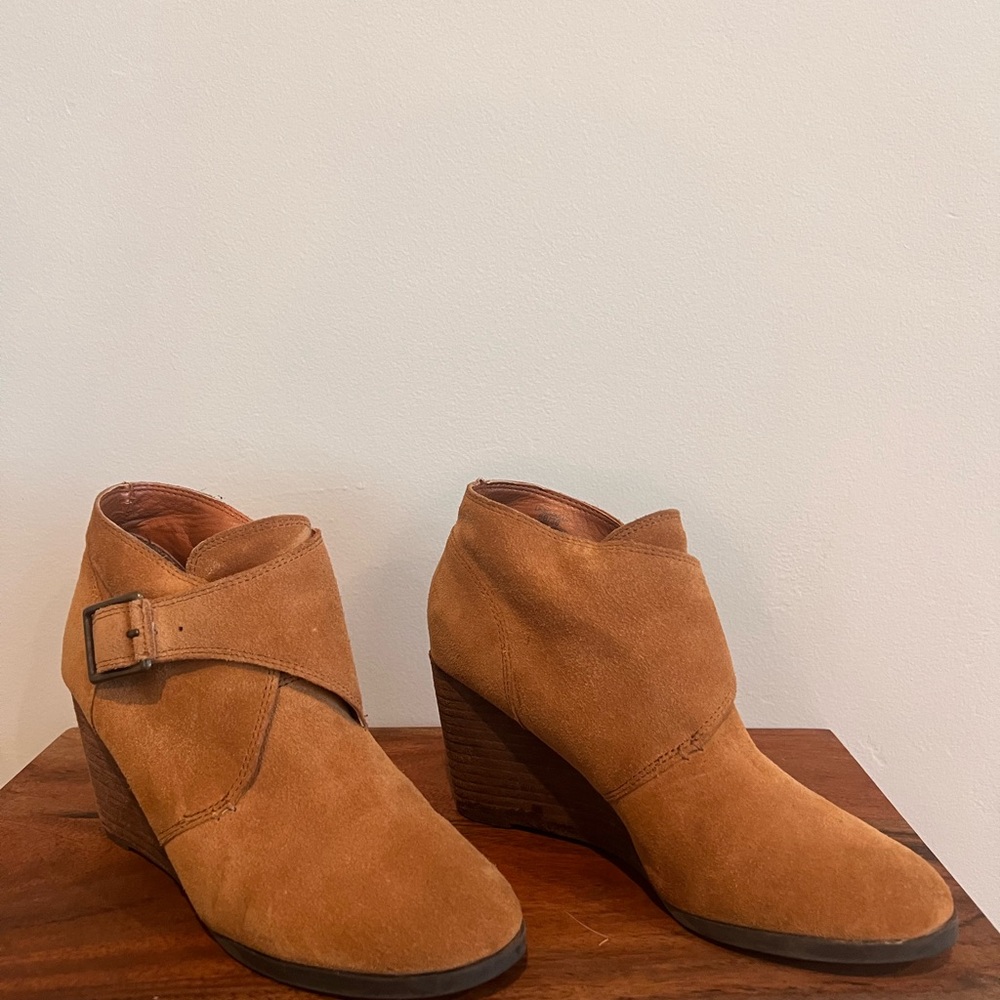 I have a pair of Lucky Brand Suede Leather Sumarah booties 6M/36